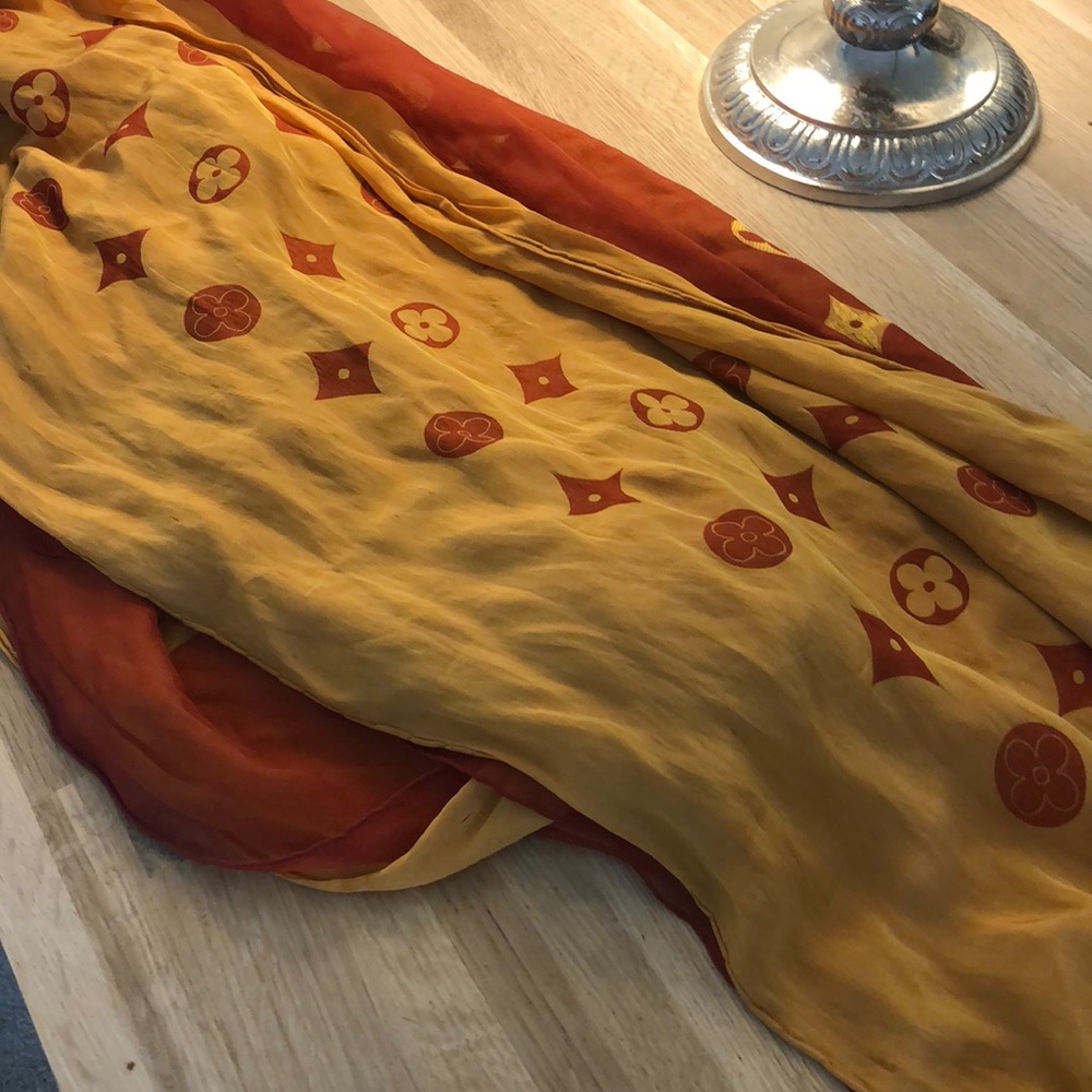 Luis Vuitton scarf - Picture 2 of 5